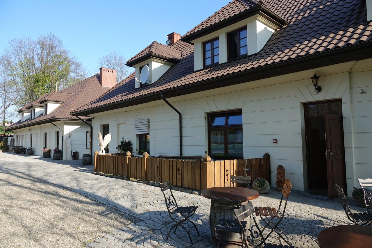 Gosciniec Dworski W Ropie - Pokoje Goscinne Ropa Exteriör bild