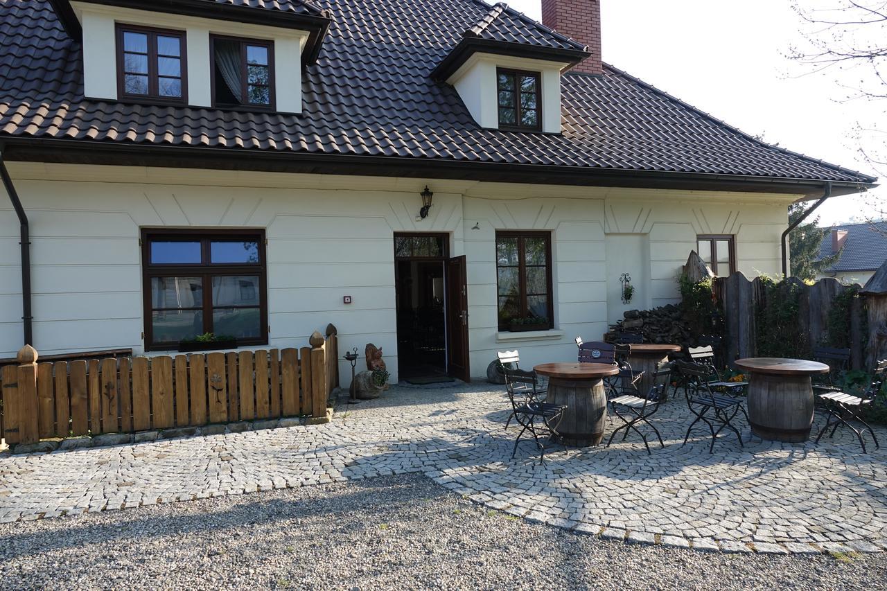 Gosciniec Dworski W Ropie - Pokoje Goscinne Ropa Exteriör bild